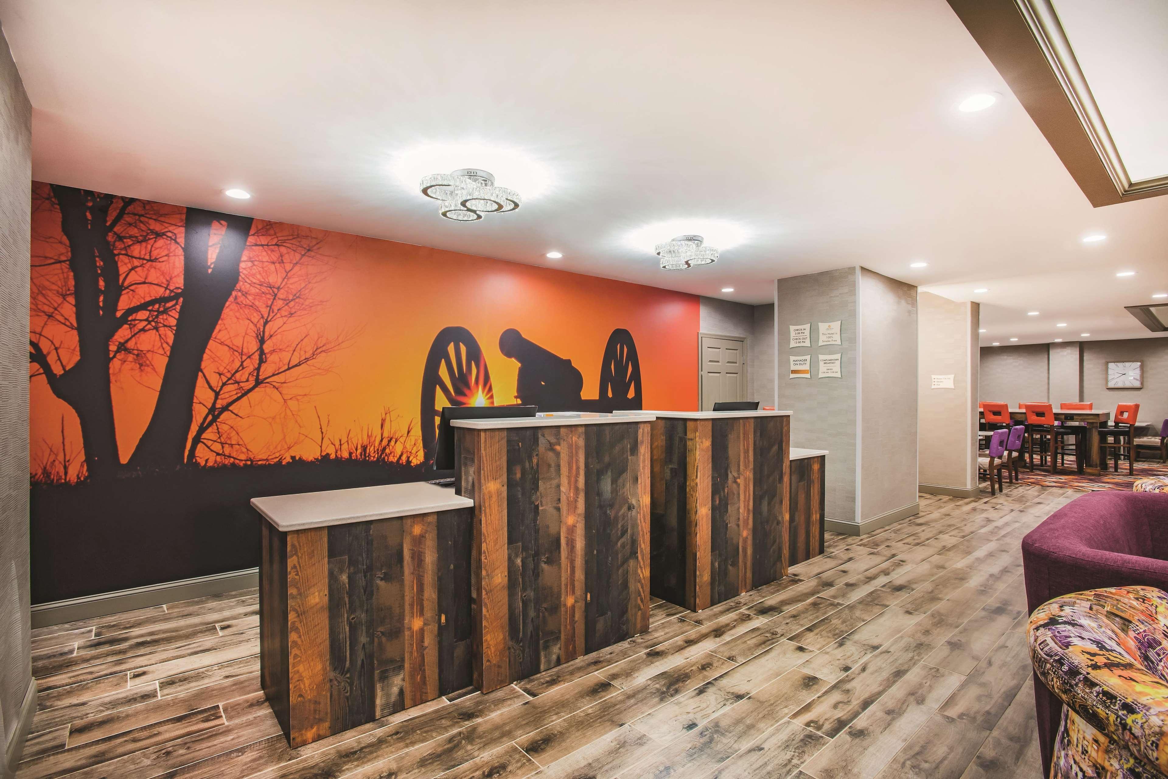 La Quinta by Wyndham Chambersburg Hotel Bagian luar foto